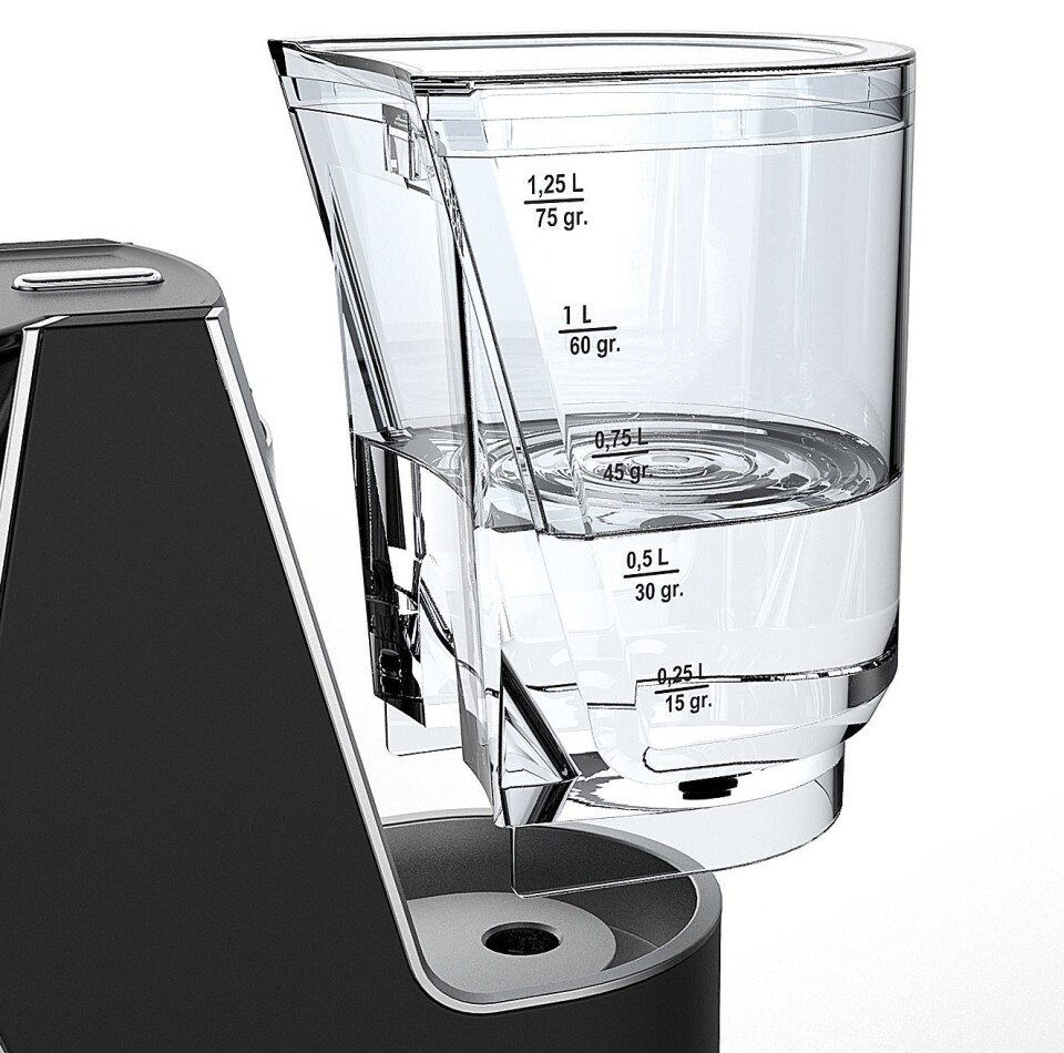 Ilou har en avtakbar vanntank, som gjør at man kan fylle rent vann direkte fra krana. Å fylle vann via kolben er, som alle kaffeglade bør vite, noe man må unngå hvis man ønsker å holde trakteren ren. Foto: Elkjøp