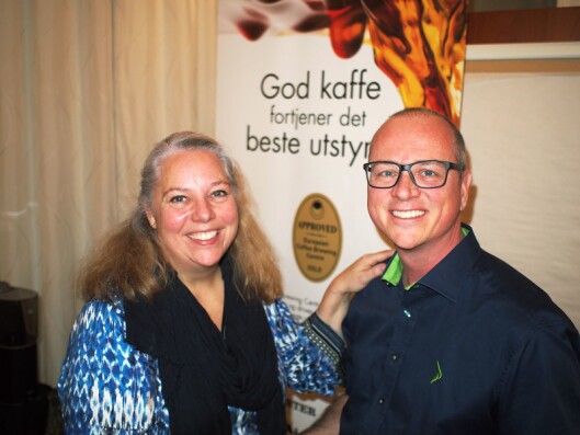 Elkjøp har blitt medlem i Norsk kaffeinformasjon. Tommy Myhre blir ønsket velkommen av daglig leder Marit Lynes. Foto: Jan Røsholm Elkjøp har blitt medlem i Norsk kaffeinformasjon. Tommy Myhre blir ønsket velkommen av daglig leder Marit Lynes. Foto: Jan Røsholm