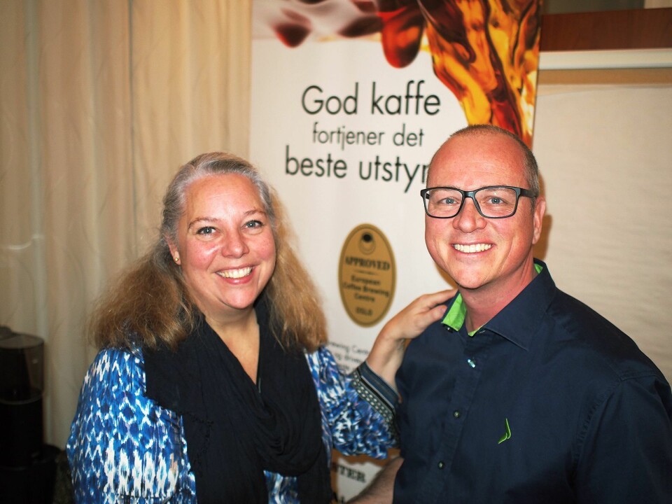 Elkjøp har blitt medlem i Norsk kaffeinformasjon. Tommy Myhre blir ønsket velkommen av daglig leder Marit Lynes. Foto: Jan Røsholm