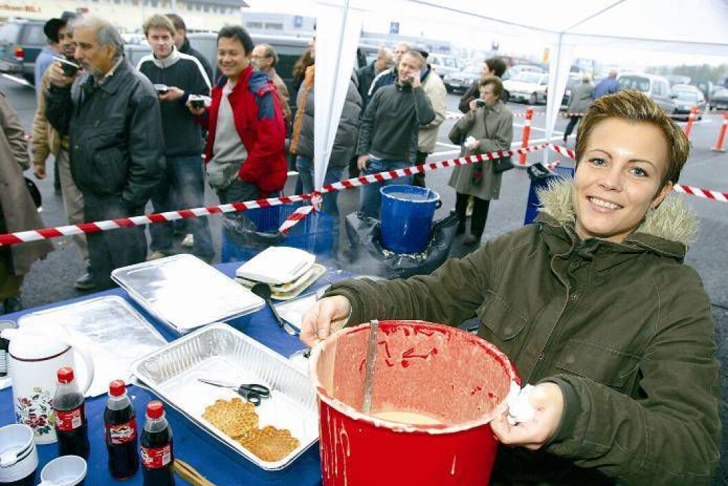 Vafler serveres gjerne i forbindelse med butikkåpninger i bransjen. Her har Tine Larsen bøtta full med vaffelrøre i forbindelse med åpningen av Elkjøp ved Østfoldhallen i Fredrikstad før jul i 2005. Foto: Stian Sønsteng Vafler serveres gjerne i forbindelse med butikkåpninger i bransjen. Her har Tine Larsen bøtta full med vaffelrøre i forbindelse med åpningen av Elkjøp ved Østfoldhallen i Fredrikstad før jul i 2005. Foto: Stian Sønsteng