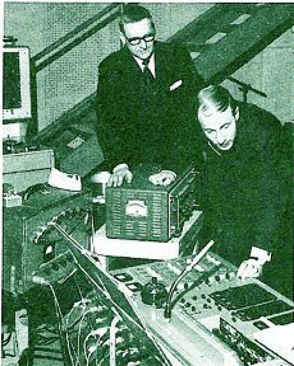 Daværende konsulent Ove Magndal blir i 1965 vist et miksebord av sjefingeniør Bengt Rusten.