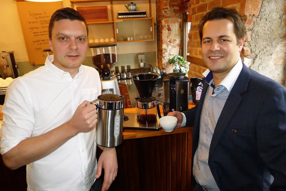 MANUELL BRYGGING AV SVART KAFFE