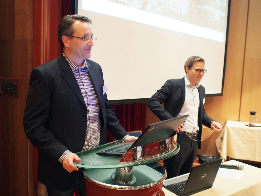 Administrerende direktør Jan Røsholm (t. v.) i Stiftelsen Elektronikkbransjen på Vårkonferansen 2014. Til høyre foredragsholder Kyrre W. Kielland i Advokatfirma Ræder, som også skulle vært med på årets konferanse. Foto: Stian Sønsteng Administrerende direktør Jan Røsholm (t. v.) i Stiftelsen Elektronikkbransjen på Vårkonferansen 2014. Til høyre foredragsholder Kyrre W. Kielland i Advokatfirma Ræder, som også skulle vært med på årets konferanse. Foto: Stian Sønsteng