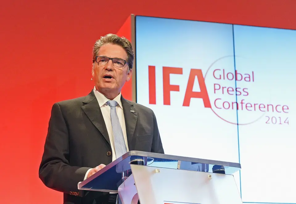 FLERE HVITE LANSERINGER PÅ IFA