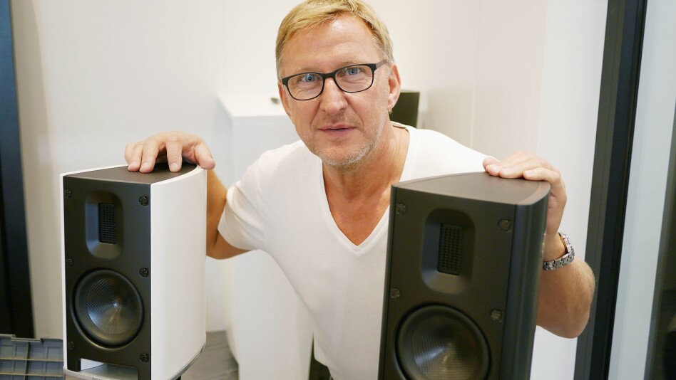 LAGER IGJEN HØYTTALERE I DANMARK