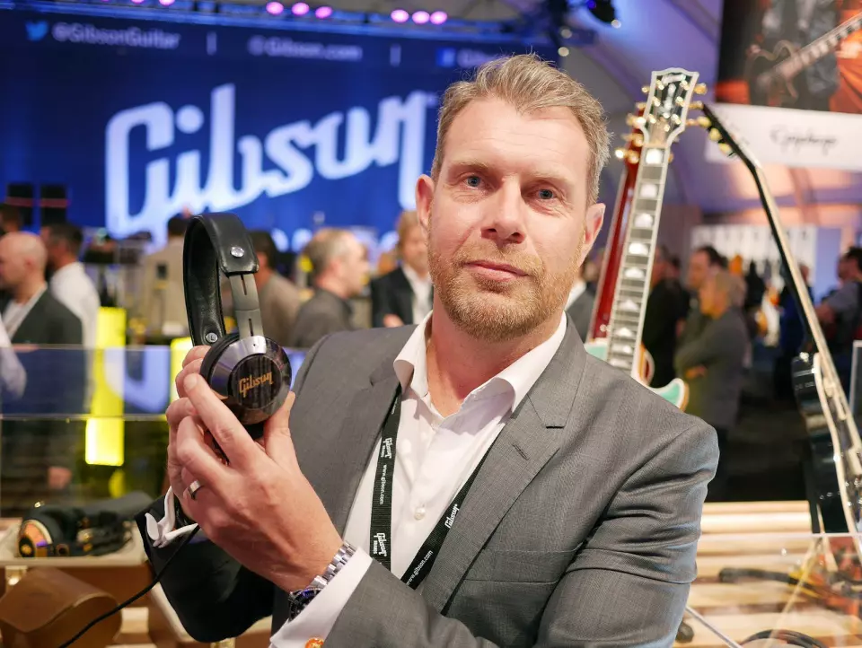 Tidligere Norden-sjef i Gibson Innovations, Christer Byfors, viste Gibson-hodetelefoner under CES-messen i 2016. Foto: Stian Sønsteng.