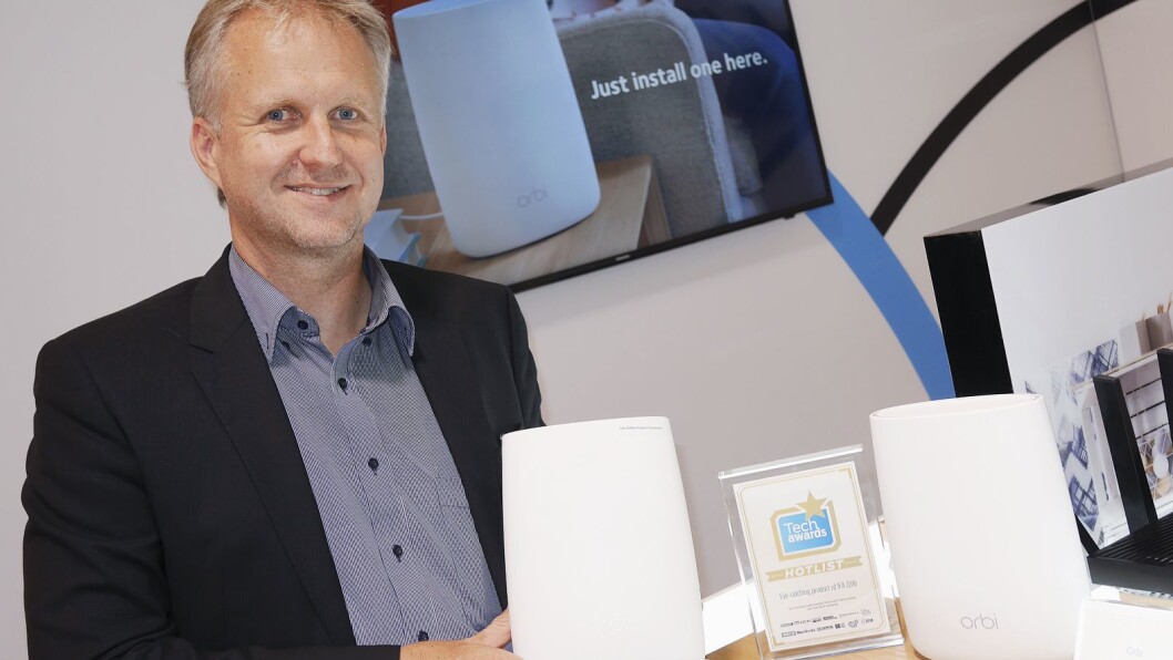 Jörg Lösche, seniordirektør for Sentral- og Øst-Europa i Netgear, med det nye Orbi-systemet. Foto: Stian Sønsteng Jörg Lösche, seniordirektør for Sentral- og Øst-Europa i Netgear, med det nye Orbi-systemet. Foto: Stian Sønsteng