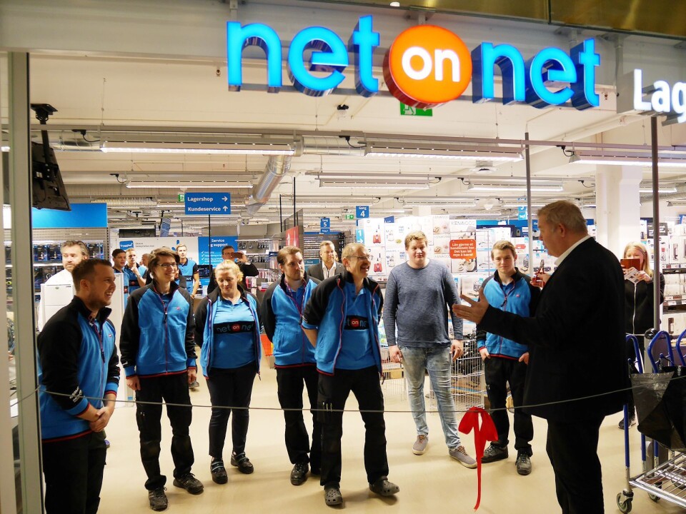 NetONet har åpnet flere nye butikker, her er salgsdirektør Urban Solander (t. h.) og varehussjef Paul Mathiessen under åpningen av lagerbutikken i Sandnes. Foto: NetOnNet