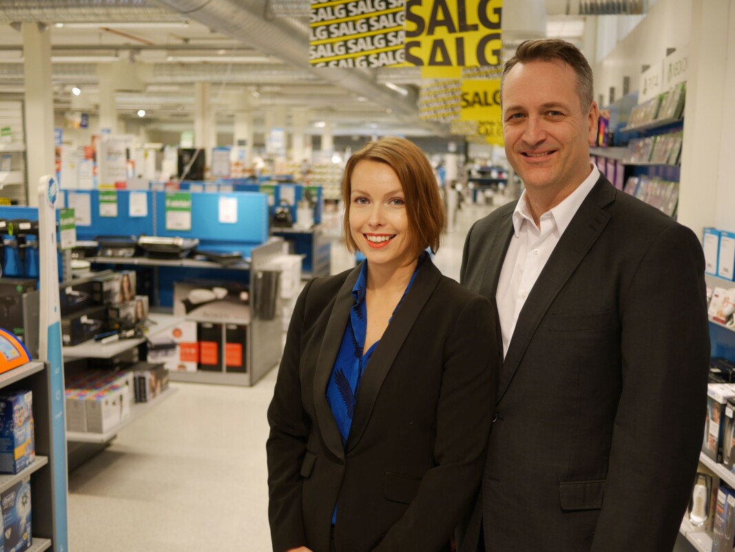 Kommunikasjonssjef Marte Ottemo og administrerende direktør Jan Røsholm i Stiftelsen Elektronikkbransjen. Foto: Stian Sønsteng. <a href="https://www.elektronikkbransjen.no/files/2022/03/11/Marte%20Ottemo%20og%20Jan%20R%C3%B8sholm_RGB.jpg" aria-label="">Last ned bildet her</a> Kommunikasjonssjef Marte Ottemo og administrerende direktør Jan Røsholm i Stiftelsen Elektronikkbransjen. Foto: Stian Sønsteng. <a href="https://www.elektronikkbransjen.no/files/2022/03/11/Marte%20Ottemo%20og%20Jan%20R%C3%B8sholm_RGB.jpg" aria-label="">Last ned bildet her</a>