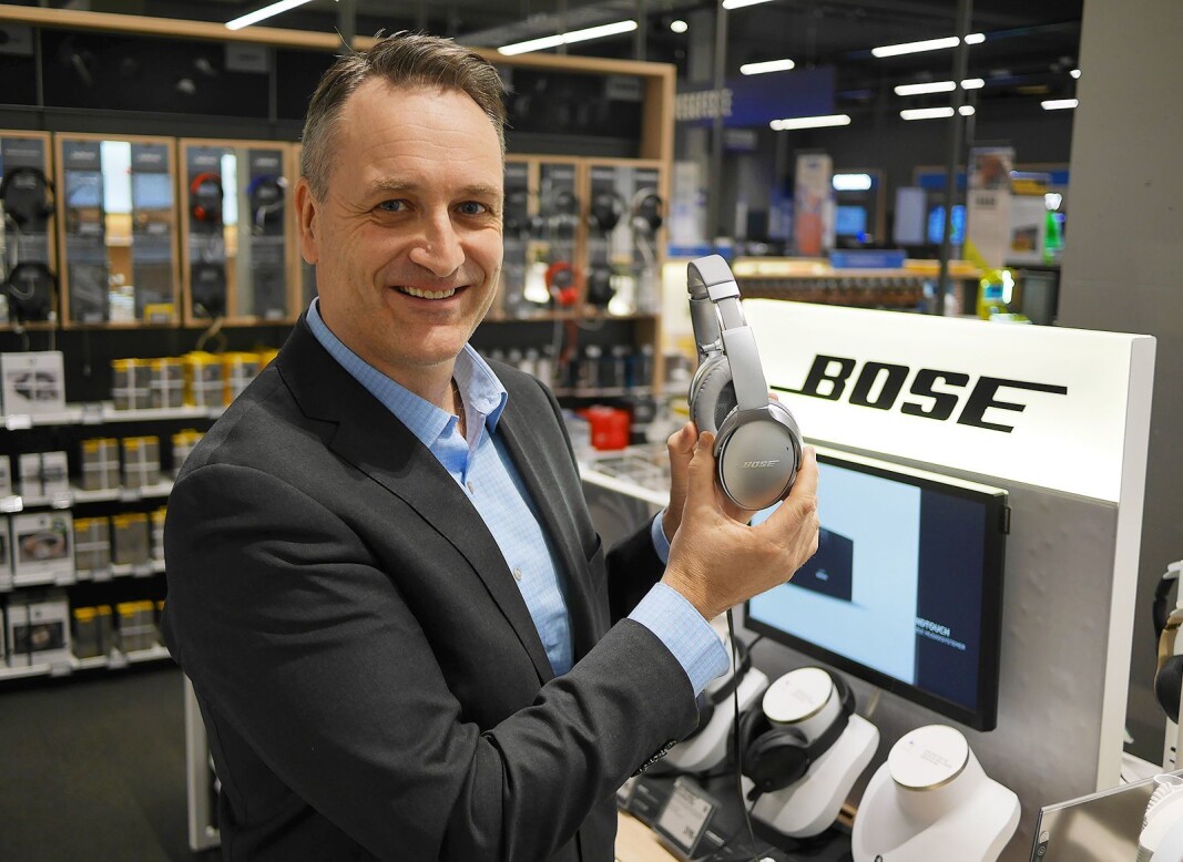 Administrerende direktør i Stiftelsen Elektronikkbransjen Jan Røsholm. Foto: Stian Sønsteng. <a href="https://www.elektronikkbransjen.no/files/2022/03/10/Jan%20R%C3%B8sholm%20hodetelefon_RGB.jpg" aria-label="">Last ned bildet her</a> Administrerende direktør i Stiftelsen Elektronikkbransjen Jan Røsholm. Foto: Stian Sønsteng. <a href="https://www.elektronikkbransjen.no/files/2022/03/10/Jan%20R%C3%B8sholm%20hodetelefon_RGB.jpg" aria-label="">Last ned bildet her</a>