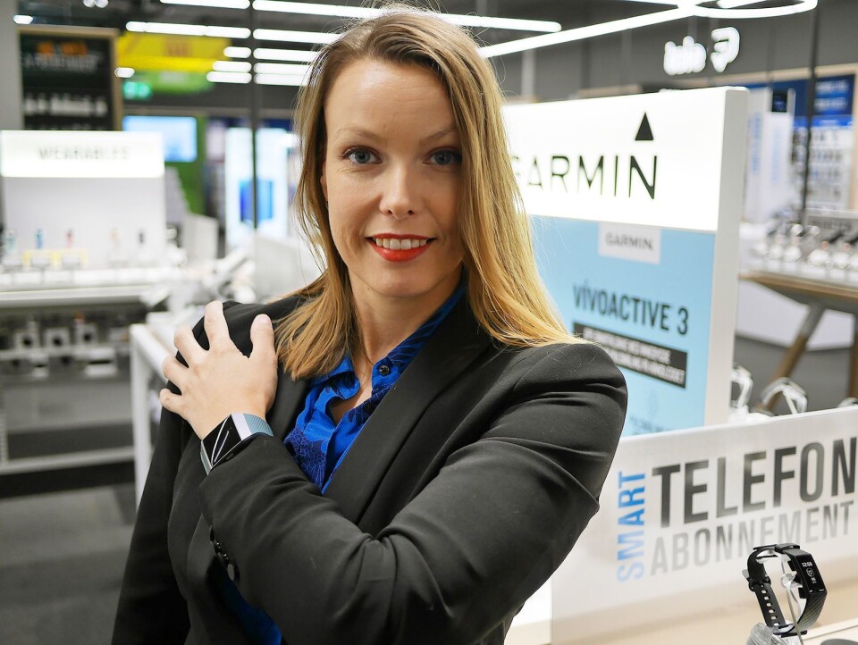 Kommunikasjonssjef i Stiftelsen Elektronikkbransjen, Marte Ottemo, ser at nordmenn fortsatt handler smartarmbånd og -klokker. Bildet er tatt på Elkjøp Megastore Lørenskog. Foto: Stian Sønsteng.