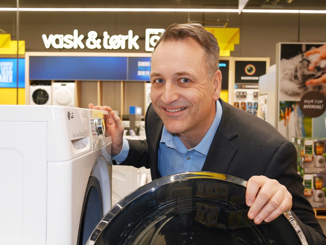 Administrerende direktør i Stiftelsen Elektronikkbransjen, Jan Røsholm, ser en vekst i omsetningen på store hvitevarer, til tross for en liten nedgang målt i antall. Her fotografert på Elkjøp Megastore Lørenskog. Foto: Stian Sønsteng Administrerende direktør i Stiftelsen Elektronikkbransjen, Jan Røsholm, ser en vekst i omsetningen på store hvitevarer, til tross for en liten nedgang målt i antall. Her fotografert på Elkjøp Megastore Lørenskog. Foto: Stian Sønsteng