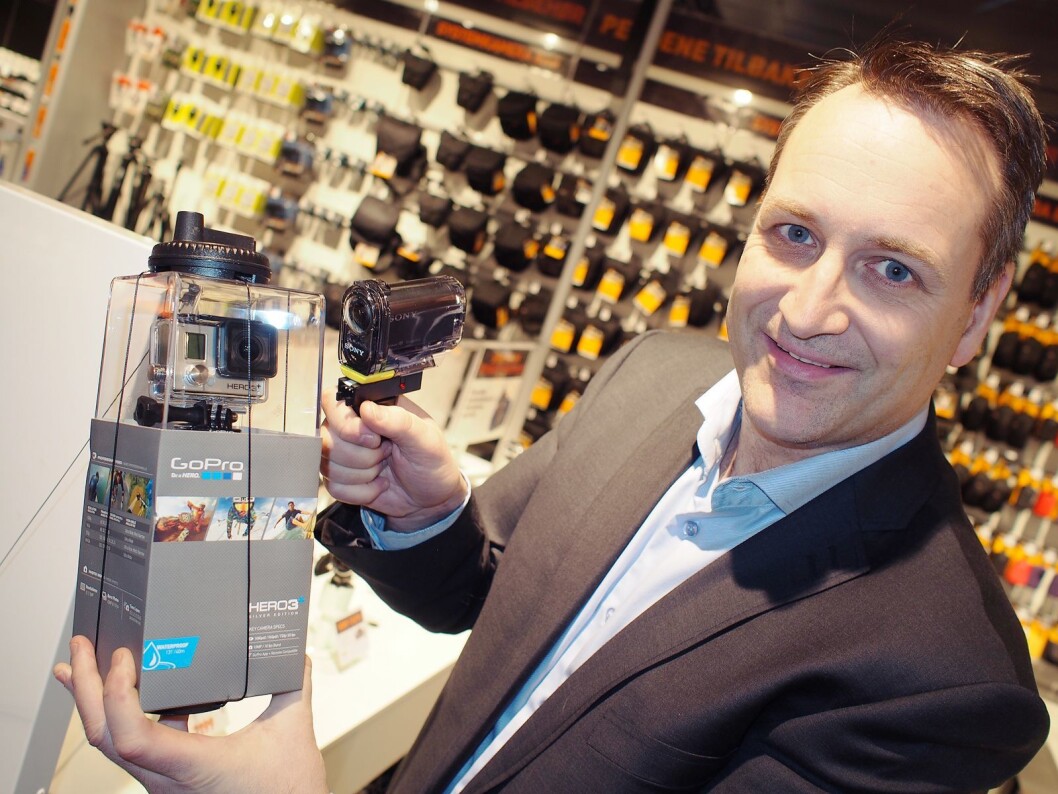 Kamerasalget faller, men noen lyspunkter finner administrerende direktør i Stiftelsen Elektronikkbransjen, Jan Røsholm, likevel. Foto: Stian Sønsteng. Kamerasalget faller, men noen lyspunkter finner administrerende direktør i Stiftelsen Elektronikkbransjen, Jan Røsholm, likevel. Foto: Stian Sønsteng.