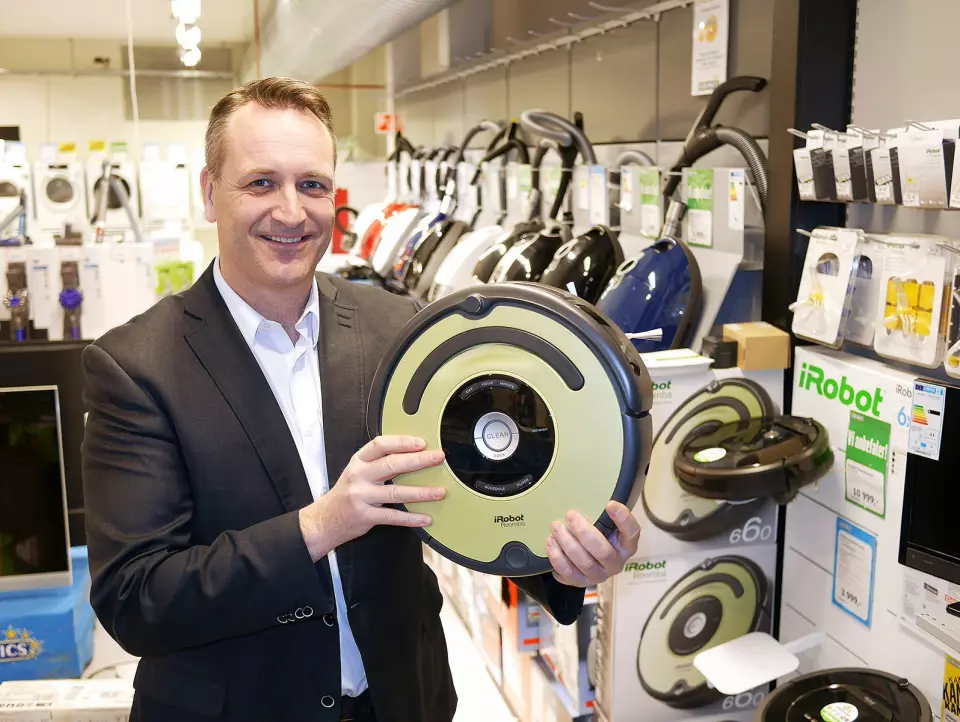 Robotstøvsugere står nå for hele over 18 prosent av det norske støvsugermarkedet, fastslår administrerende direktør Jan Røsholm i Stiftelsen Elektronikkbransjen. Foto: Stian Sønsteng