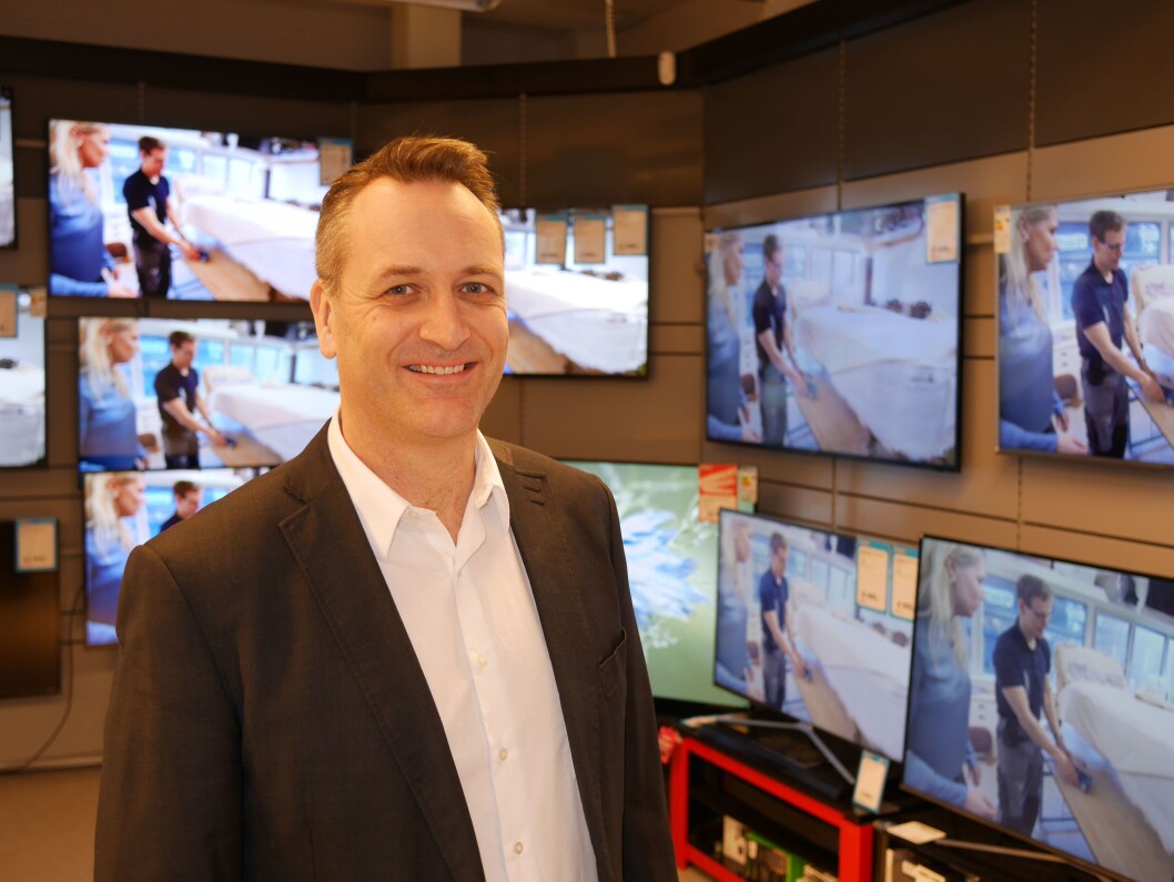 Jan Røsholm, administrerende direktør i Stiftelsen Elektronikkbransjen. Foto: Stian Sønsteng. <a href="https://www.elektronikkbransjen.no/files/2022/03/14/Jan%20R%C3%B8sholm_TV_vegg_2_RGB.jpg" aria-label="">Last ned bildet her</a> Jan Røsholm, administrerende direktør i Stiftelsen Elektronikkbransjen. Foto: Stian Sønsteng. <a href="https://www.elektronikkbransjen.no/files/2022/03/14/Jan%20R%C3%B8sholm_TV_vegg_2_RGB.jpg" aria-label="">Last ned bildet her</a>