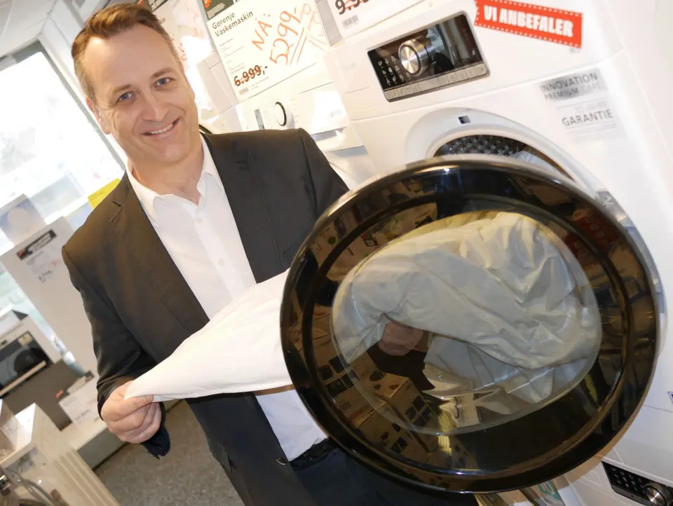 Administrerende direktør Jan Røsholm i Stiftelsen Elektronikkbransjen sier det trolig er mulig å sette inn et mikroplastfilter i vaskemaskiner og tørketromler. Foto: Stian Sønsteng Administrerende direktør Jan Røsholm i Stiftelsen Elektronikkbransjen sier det trolig er mulig å sette inn et mikroplastfilter i vaskemaskiner og tørketromler. Foto: Stian Sønsteng