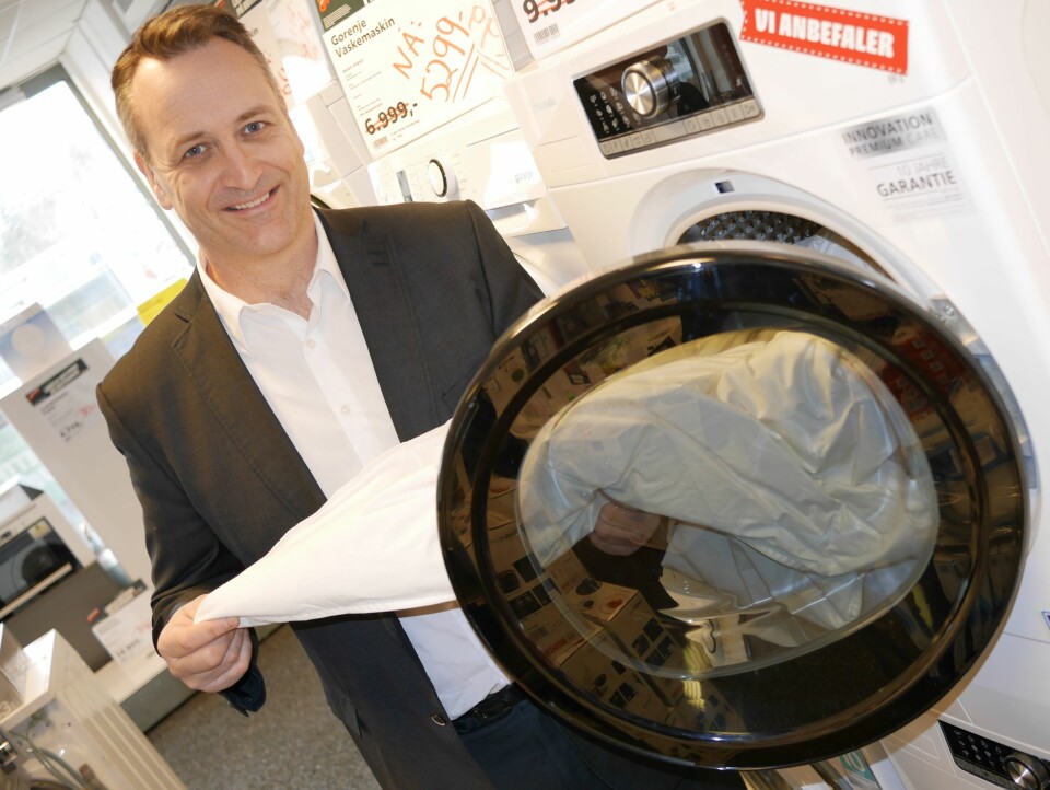 Administrerende direktør Jan Røsholm i Stiftelsen Elektronikkbransjen sier det trolig er mulig å sette inn et mikroplastfilter i vaskemaskiner og tørketromler. Foto: Stian Sønsteng