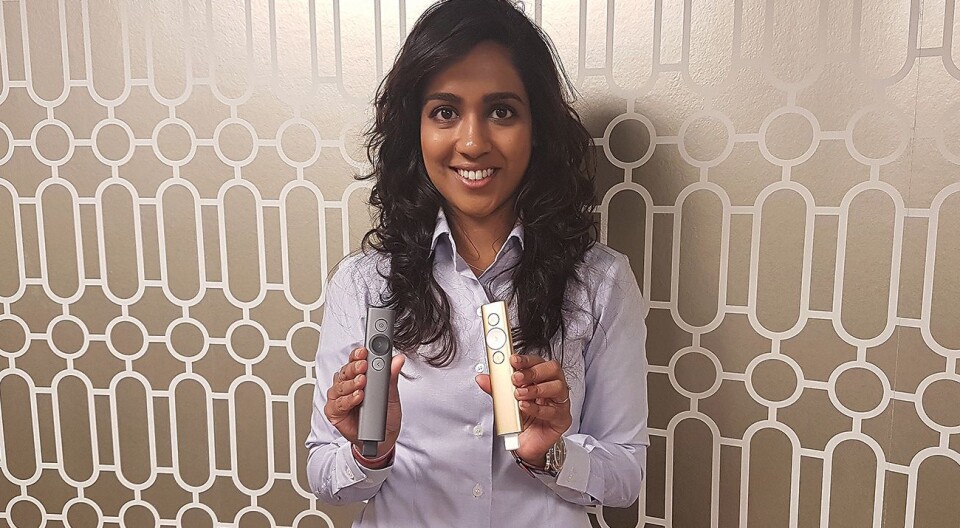 Nalisha Chetty, produktsjef for Asia i Logitech, viser fram selskapets nye klikker, Spotlight. Foto: Marte Ottemo