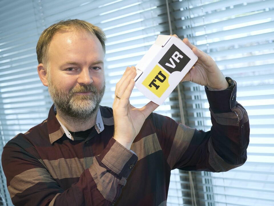 Eirik Helland Urke er journalist i Teknisk Ukeblad og prosjektleder for TU Medias VR-prosjekt. Her viser han pappholderen som skal gjøre VR lett tilgjengelig med en smarttelefon. Foto: Stian Sønsteng