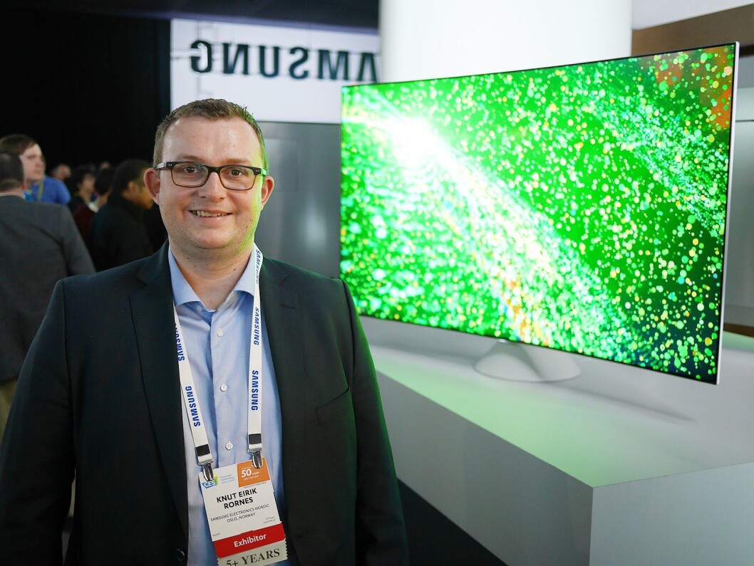 Knut-Eirik Rørnes i Samsung med toppmodellen Q9 i QLED-serien, med en lysstyrke på 2000 nits. Foto: Stian Sønsteng Knut-Eirik Rørnes i Samsung med toppmodellen Q9 i QLED-serien, med en lysstyrke på 2000 nits. Foto: Stian Sønsteng