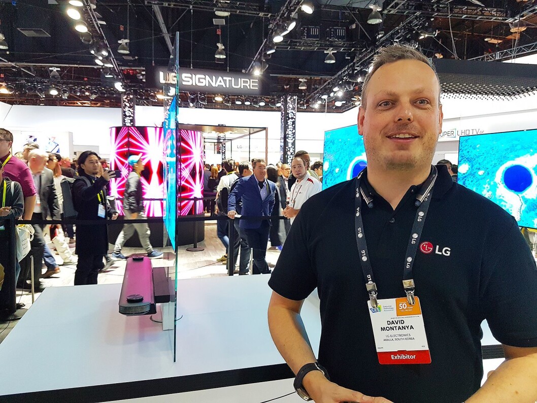 David Montanya, nordisk produktspesialist for LG Home Entertainment, foran selskapets supertynne W7 Oled TV. Foto: Marte Ottemo David Montanya, nordisk produktspesialist for LG Home Entertainment, foran selskapets supertynne W7 Oled TV. Foto: Marte Ottemo