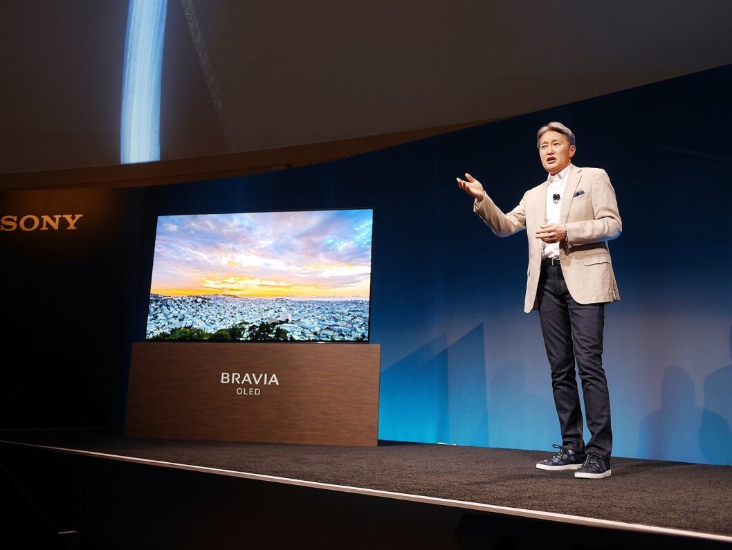 Sonys toppsjef Kazuo Hirai ledet for første gang hele pressemøtet på CES, og avduket selv Bravia OLED. Foto: Stian Sønsteng Sonys toppsjef Kazuo Hirai ledet for første gang hele pressemøtet på CES, og avduket selv Bravia OLED. Foto: Stian Sønsteng