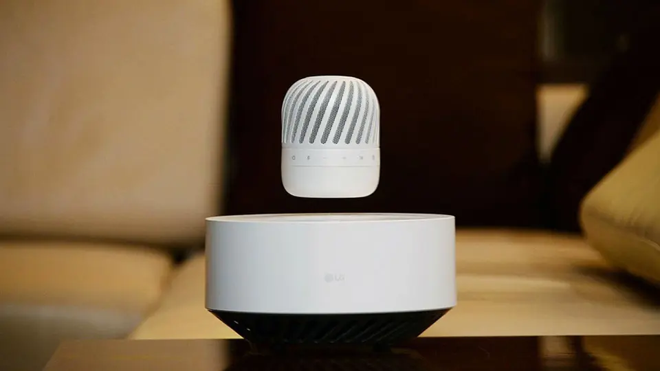LGs svevende høyttaler PJ9 gir 360 graders lyd, og 10 timer batterilevetid. Foto: LG. LGs svevende høyttaler PJ9 gir 360 graders lyd, og 10 timer batterilevetid. Foto: LG.