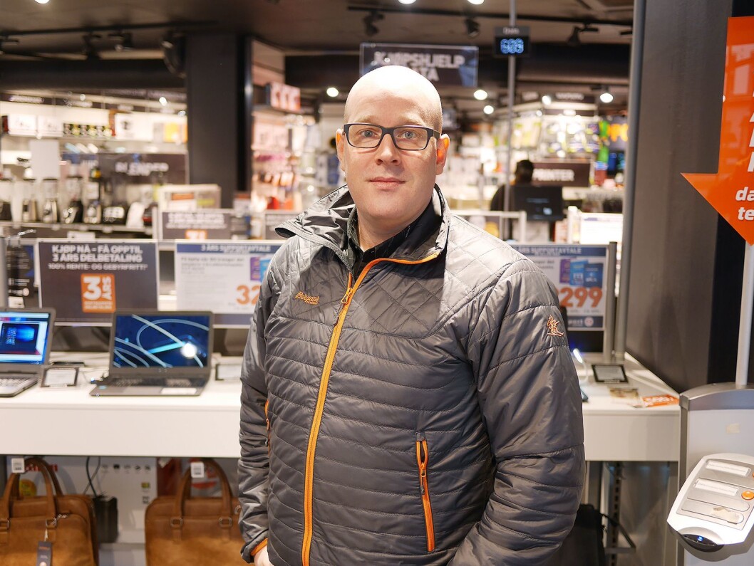 Kronikkforfatter Erik Skjerve er rådgiver i SeeYou AS, og har tidligere bakgrunn fra Japan Photo, Olympus og Sony. Her er han fotografert i Expert City i Oslo. Foto: Stian Sønsteng Kronikkforfatter Erik Skjerve er rådgiver i SeeYou AS, og har tidligere bakgrunn fra Japan Photo, Olympus og Sony. Her er han fotografert i Expert City i Oslo. Foto: Stian Sønsteng
