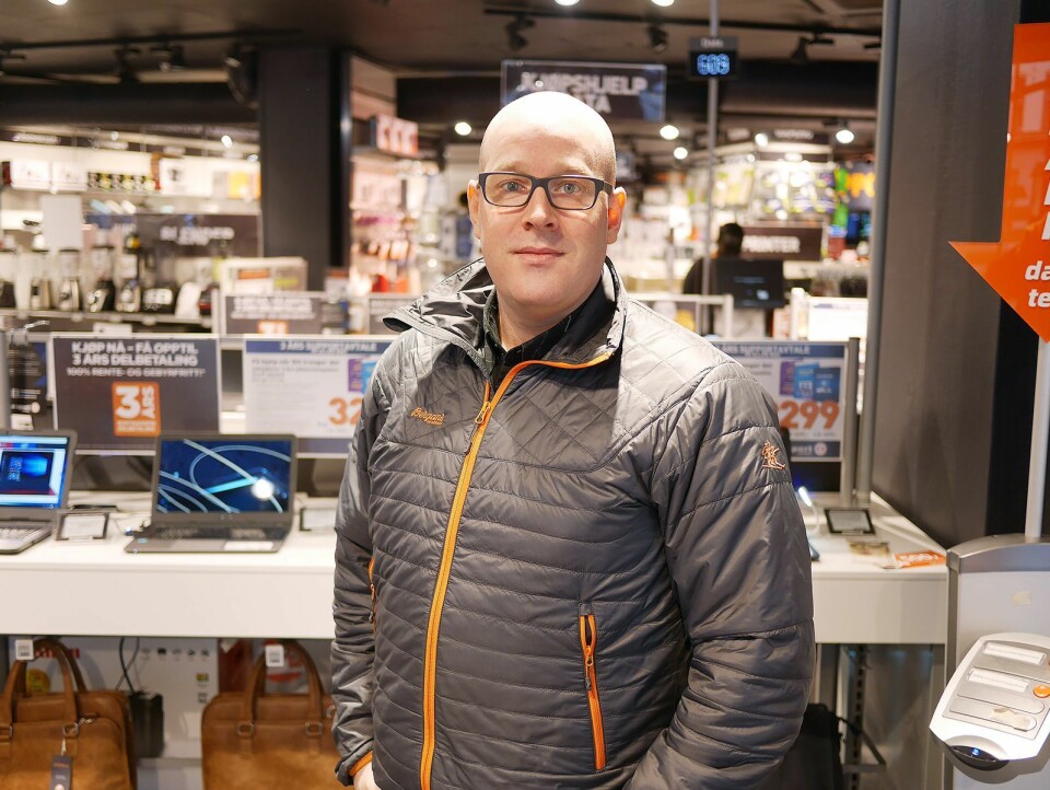 Kronikkforfatter Erik Skjerve er rådgiver i SeeYou AS, og har tidligere bakgrunn fra Japan Photo, Olympus og Sony. Her er han fotografert i Expert City i Oslo. Foto: Stian Sønsteng