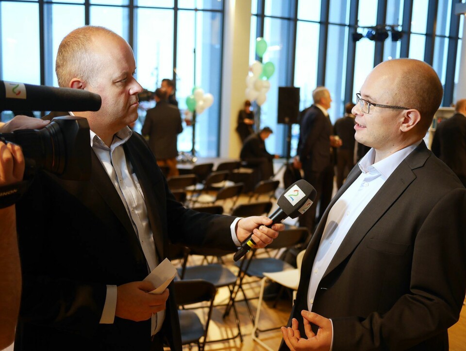 Daglig leder Ole Jørgen Torvmark (t. h.) i Digitalradio Norway AS blir intervjuet av Roy-Arne Salater i TV 2. Foto: Stian Sønsteng.