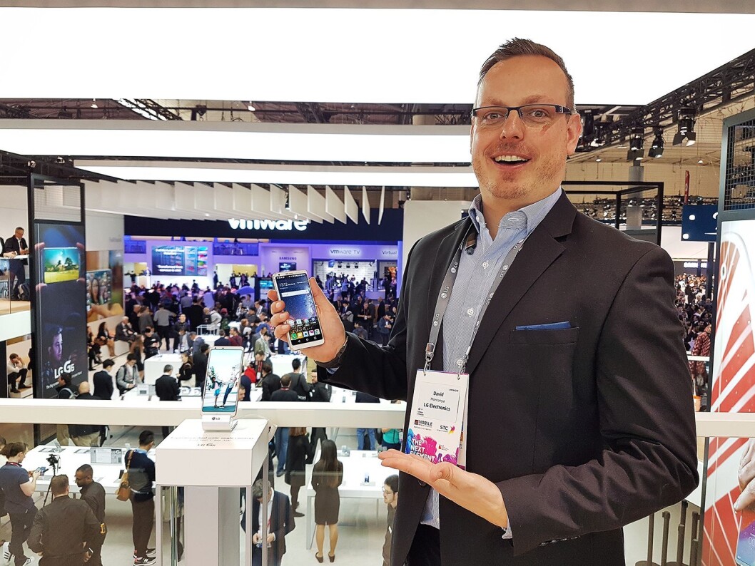 Produktsjef i LG, David Montanya, viser fram den siste flaggskipmodellen fra selskapet under årets Mobile World Congress. Foto: Marte Ottemo Produktsjef i LG, David Montanya, viser fram den siste flaggskipmodellen fra selskapet under årets Mobile World Congress. Foto: Marte Ottemo