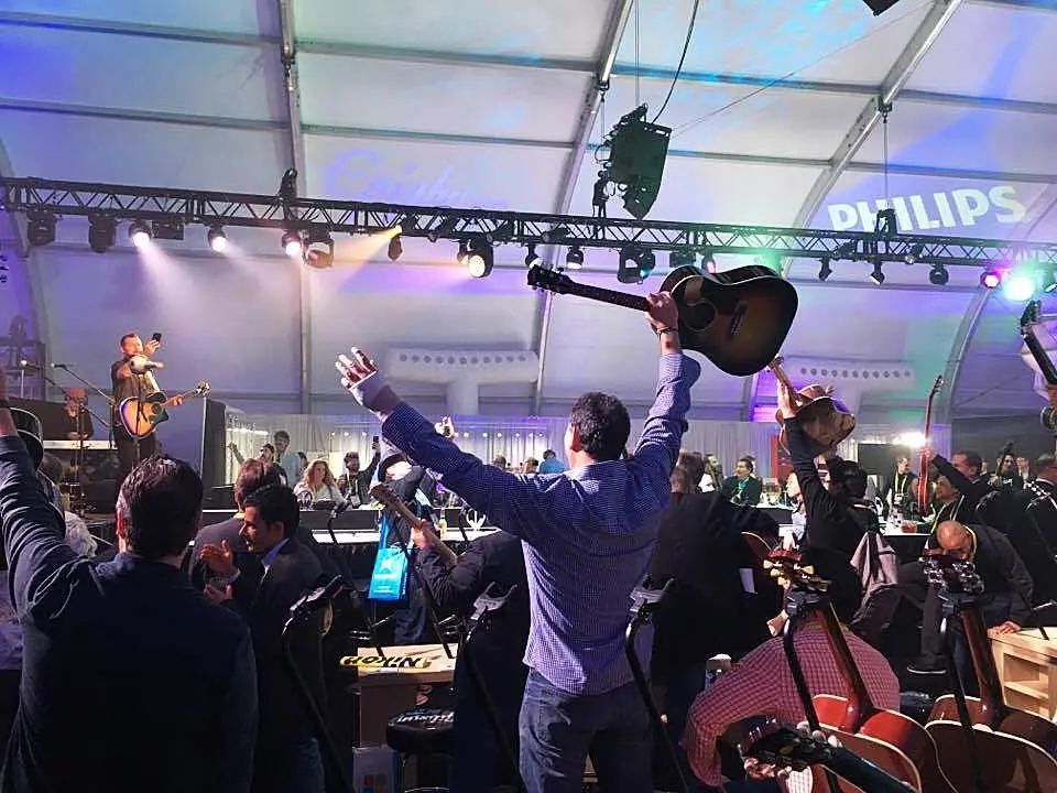 Gibson Brands har produsert hodetelefoner og høyttalere med varemerket Philips. Fra 1. juni tar TPV over disse produktene. Bildet er fra Gibson-teltet under CES-messen i Las Vegas i januar 2017. Foto: Hege Aarflot Nelvik Gibson Brands har produsert hodetelefoner og høyttalere med varemerket Philips. Fra 1. juni tar TPV over disse produktene. Bildet er fra Gibson-teltet under CES-messen i Las Vegas i januar 2017. Foto: Hege Aarflot Nelvik