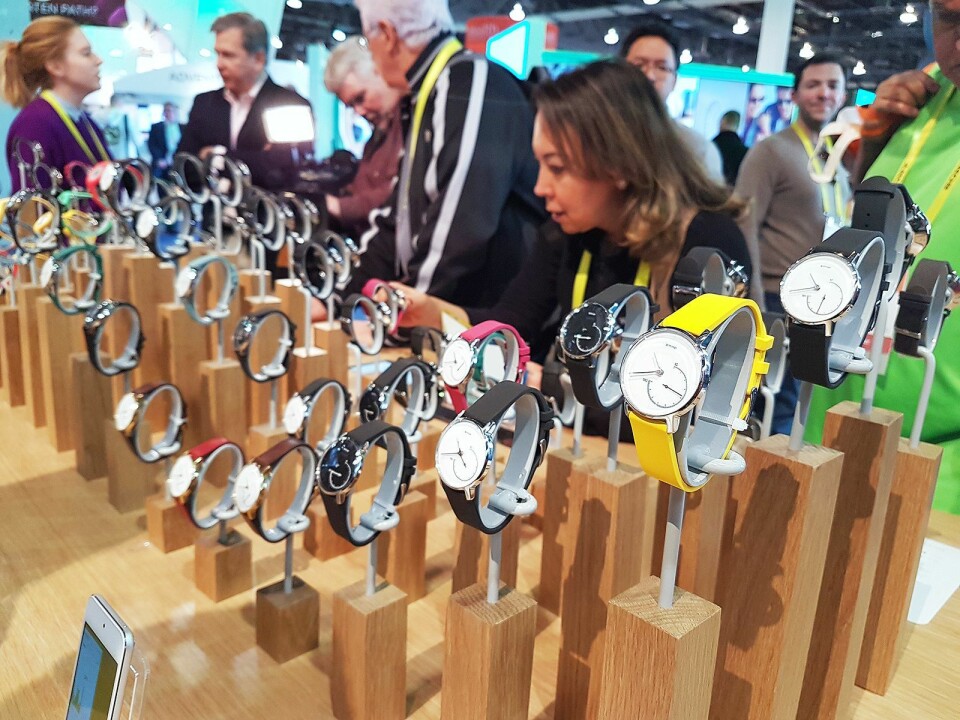 Smarte klokker og -armbånd er fortsatt populære produkter på årets CES. Her fra Withings stand. Foto: Marte Ottemo