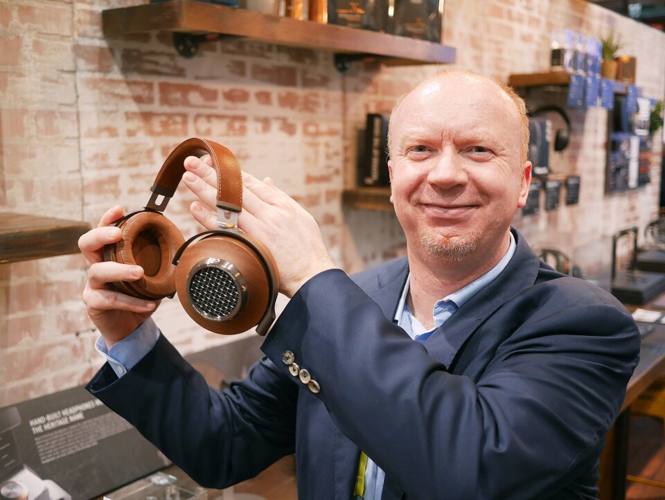 Terje Romen i Mono AS med hodetelefonen Klipsch Reference Premiere. Foto: Stian Sønsteng