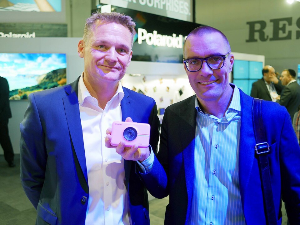 Marketingdirektør Karsten Rath (t. v.) og administrerende direktør Jonas Wernbo i Focus Nordic med Polaroids Snap Touch. Foto: Stian Sønsteng.