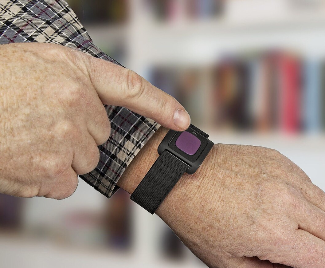 Med armbåndet Doro 3500 har brukeren alltid trygghetsknappen med seg, uansett hvor telefonen befinner seg i huset. Foto: Doro. Med armbåndet Doro 3500 har brukeren alltid trygghetsknappen med seg, uansett hvor telefonen befinner seg i huset. Foto: Doro.