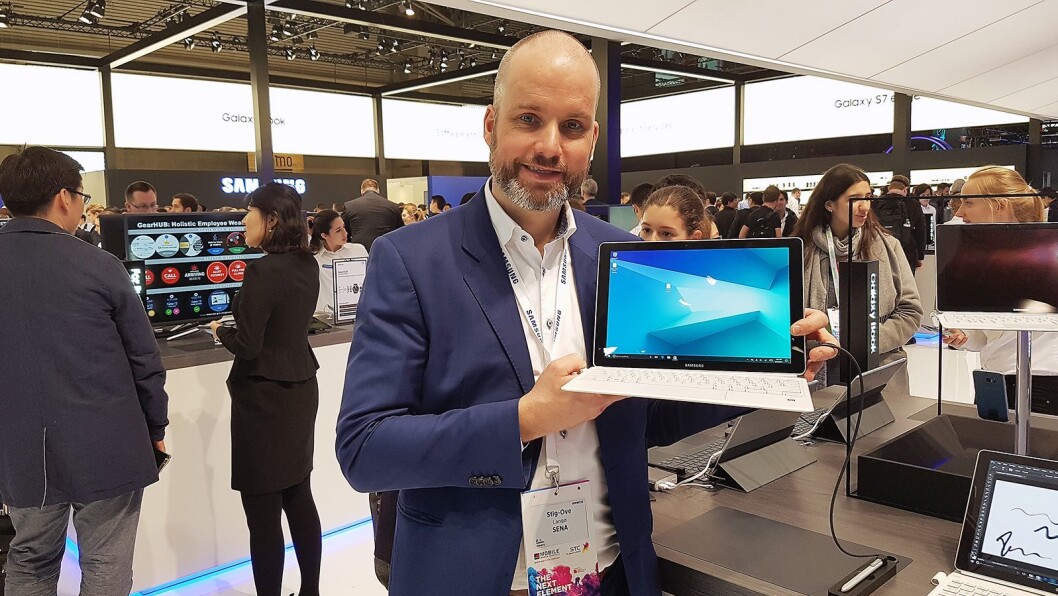 Salgssjef B2C i Samsung, Stig-Ove Langø, viser fram selskapets nye 2-i-1-maskin, Samsung Galaxy Book, under årets MWC-messe. Foto: Samsung Salgssjef B2C i Samsung, Stig-Ove Langø, viser fram selskapets nye 2-i-1-maskin, Samsung Galaxy Book, under årets MWC-messe. Foto: Samsung