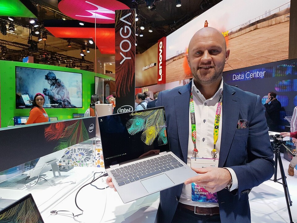 Martin Sterner, salgssjef konsument for Lenovo i Norden og Baltikum, viser fram selskapets nye Yoga 720. Foto: Marte Ottemo