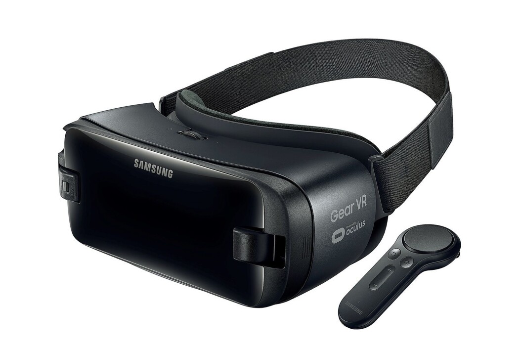 Samsungs nye VR-brille kommer nå også med en håndkontroller for enklere navigering og bruk. Foto: Samsung. Samsungs nye VR-brille kommer nå også med en håndkontroller for enklere navigering og bruk. Foto: Samsung.