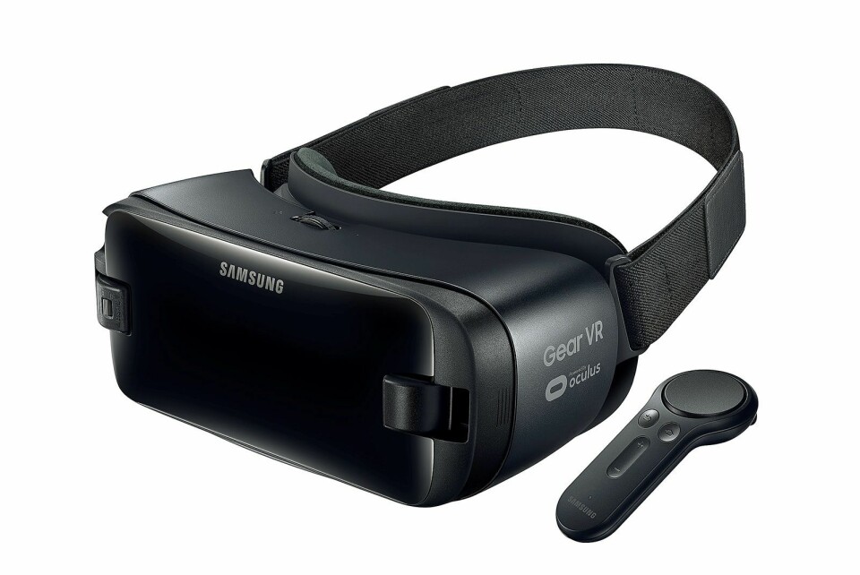 Samsungs nye VR-brille kommer nå også med en håndkontroller for enklere navigering og bruk. Foto: Samsung.