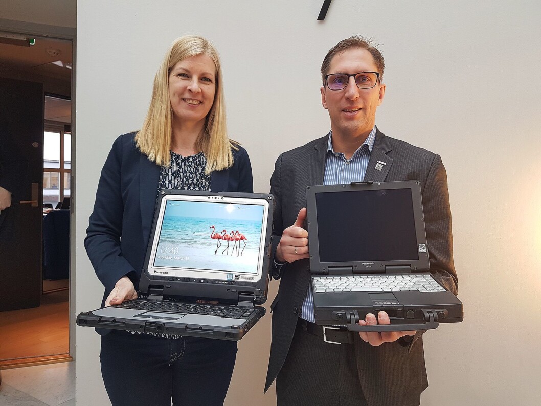 Ulrika Sturk, nordisk markedsansvarlig og Dirk Weigelt, europeisk produktsjef for Toughbook og Toughpad viser fram den nye CF-33 og selskapets første robuste maskin, CF-25 som kom for 20 år siden. Foto: Marte Ottemo. Ulrika Sturk, nordisk markedsansvarlig og Dirk Weigelt, europeisk produktsjef for Toughbook og Toughpad viser fram den nye CF-33 og selskapets første robuste maskin, CF-25 som kom for 20 år siden. Foto: Marte Ottemo.
