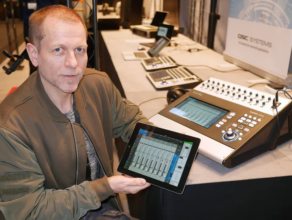 Steinar Eikum i XL Audio med TouchMix-30 Pro fra amerikanske QSC. – Lydteknikere født etter 1989 styrer gjerne lyden med et nettbrett, sier Eikum. Foto: Stian Sønsteng Steinar Eikum i XL Audio med TouchMix-30 Pro fra amerikanske QSC. – Lydteknikere født etter 1989 styrer gjerne lyden med et nettbrett, sier Eikum. Foto: Stian Sønsteng