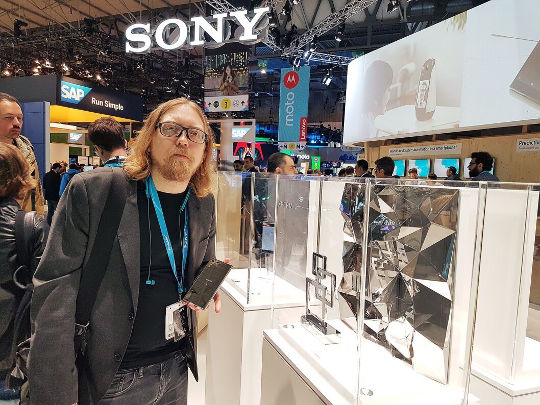 Rikard Skogberg, nordisk PR- og produktsjef i Sony Mobile Communications, viser fram nye Xperia XZ Premium på MWC-messen i Barcelona. Foto: Marte Ottemo. Rikard Skogberg, nordisk PR- og produktsjef i Sony Mobile Communications, viser fram nye Xperia XZ Premium på MWC-messen i Barcelona. Foto: Marte Ottemo.