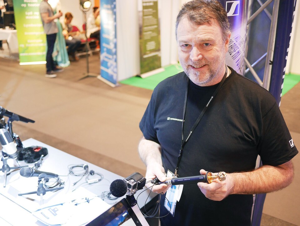 Roberth Opsahl-Engen med Sennheisers nye 3D- og action-mikrofoner. På bordet mikrofonene med Lightning-plugg. Foto: Stian Sønsteng