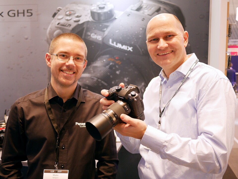Martin Wallgren (t. v.) i Panasonic og Helge Rose i Focus Nordic med kameraet Panasonic GH5. Foto: Stian Sønsteng