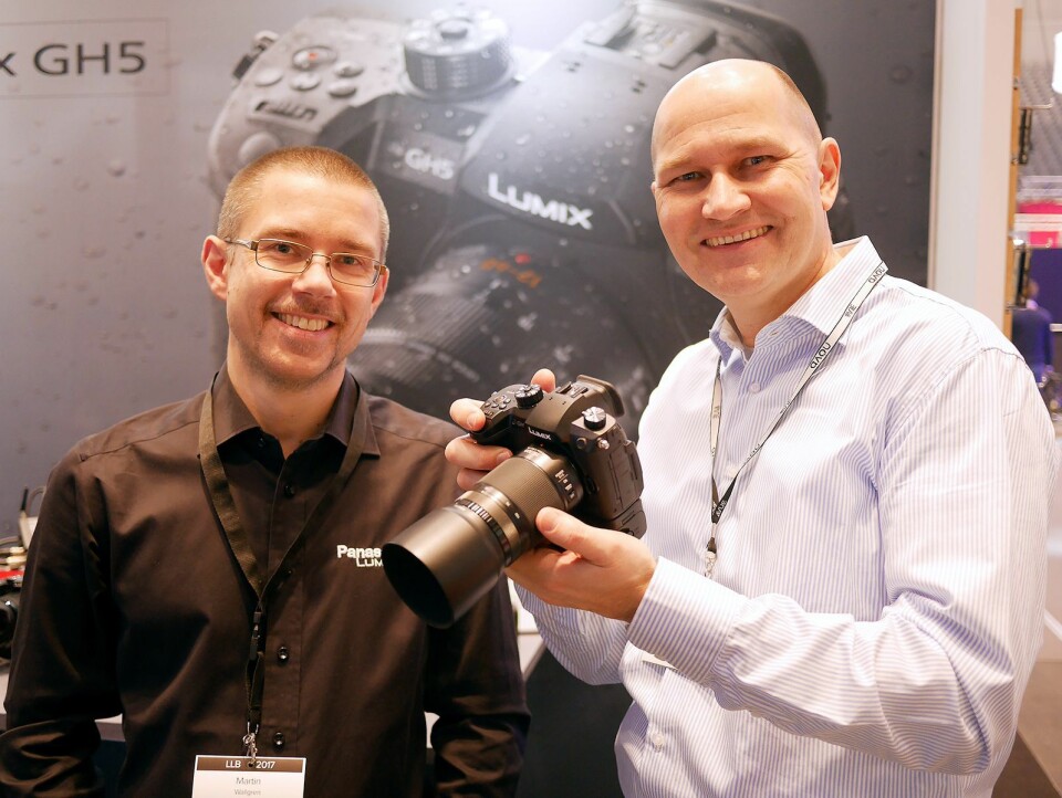 Martin Wallgren (t. v.) i Panasonic og Helge Rose i Focus Nordic med kameraet Panasonic GH5. Foto: Stian Sønsteng