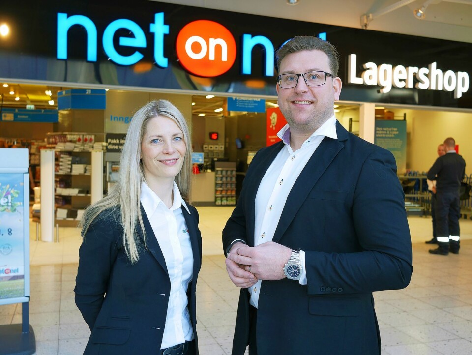 Administrerende direktør Susanne Ehnbåge og salgssjef Peter Andersson under åpningen av NetOnNet Lagershop på Liertoppen den 23. mars. Foto: Stian Sønsteng
