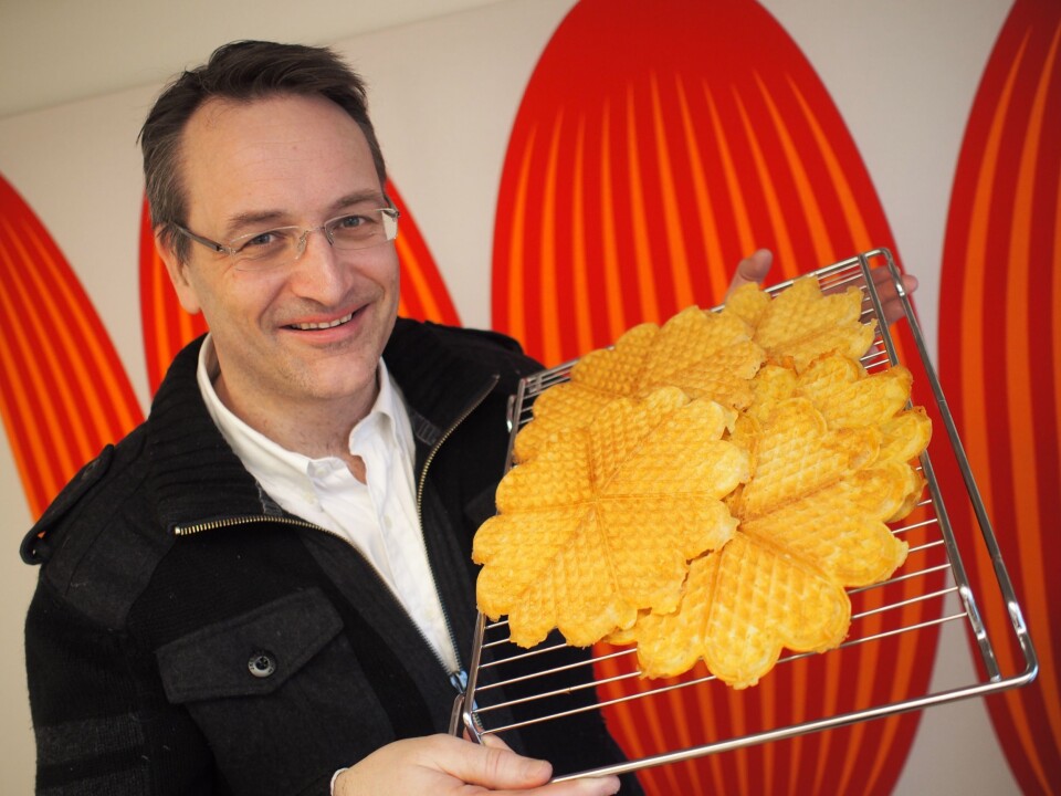 Administrerende direktør i Stiftelsen Elektronikkbransjen, Jan Røsholm, serverer gjerne vafler på Vaffeldagen.