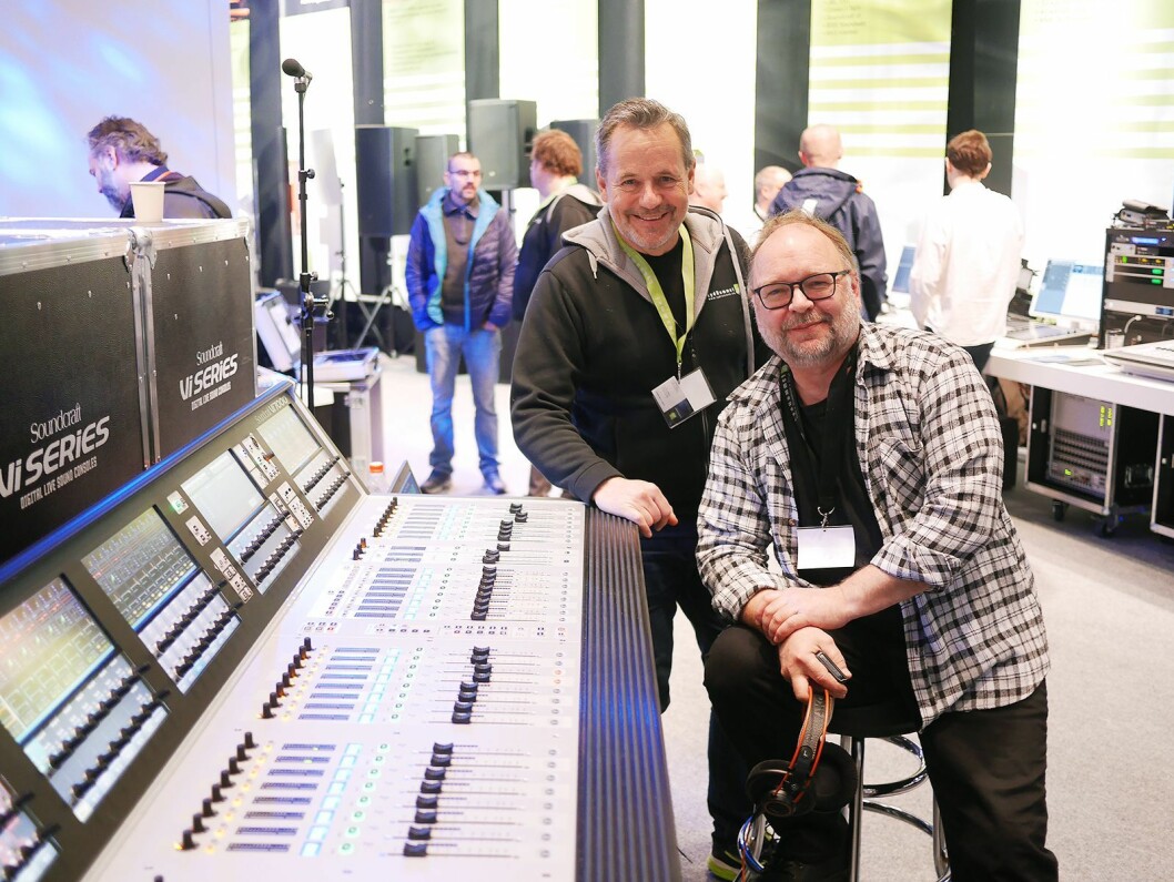 Alf Christian Hvidsteen (t. h.) og Ernst R. Berggren i LydRommet foran flaggskip-mikseren VI7000 fra Soundcraft. Pris: 500.000,- eks. mva. Foto: Stian Sønsteng