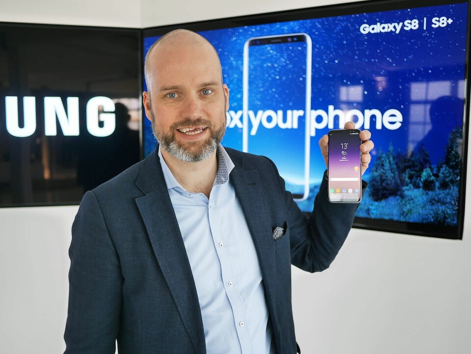 Salgssjef Stig-Ove Langø i Samsung med Galaxy S8 som ble lansert 29. mars. Den kommer i to modeller den 28. april, S8 og S8+ på 5,8 og 6,2 tommer. Prisene blir 7600 og 8500 kroner. Foto: Stian Sønsteng